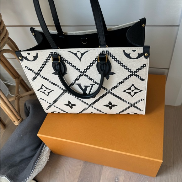 Louis Vuitton on the go mm tote black and crème - Picture 4 of 8